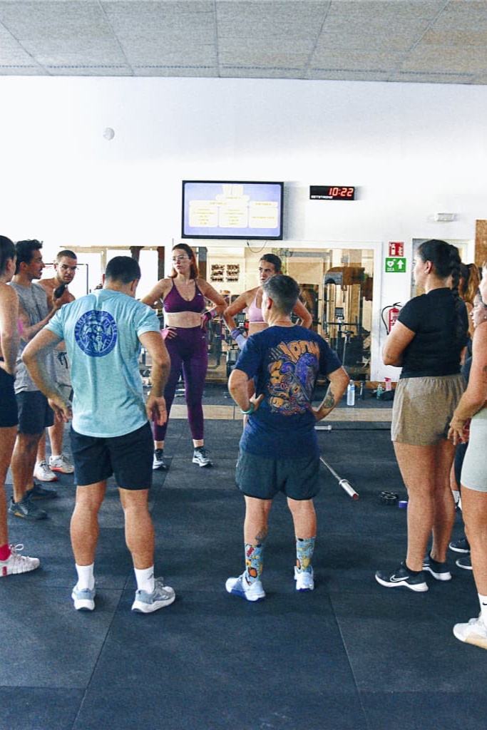 Coach explicando el entreno del día al grupo en Siron Fitness Club