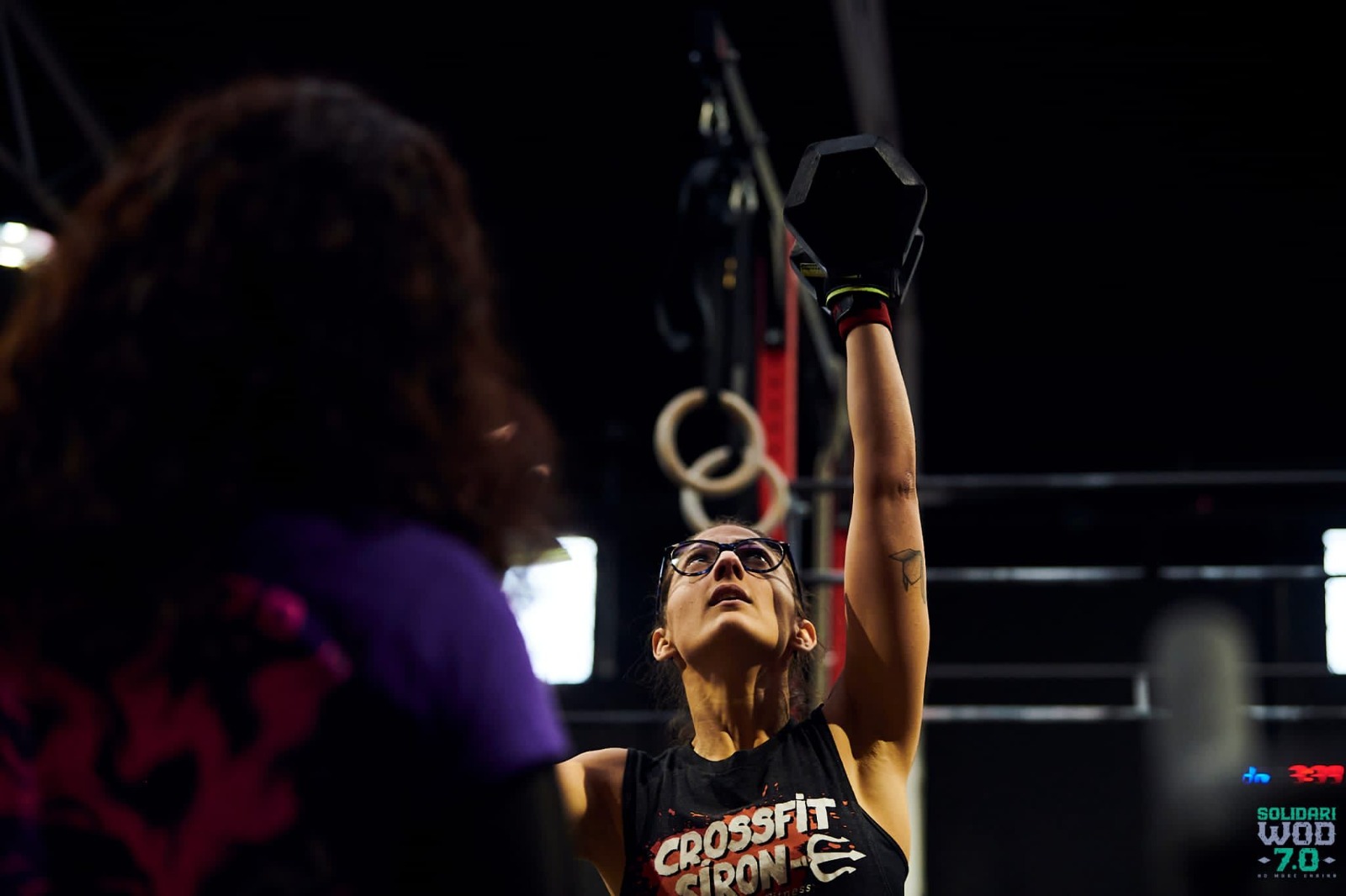 Atleta en las anillas durante el Solidari WOD