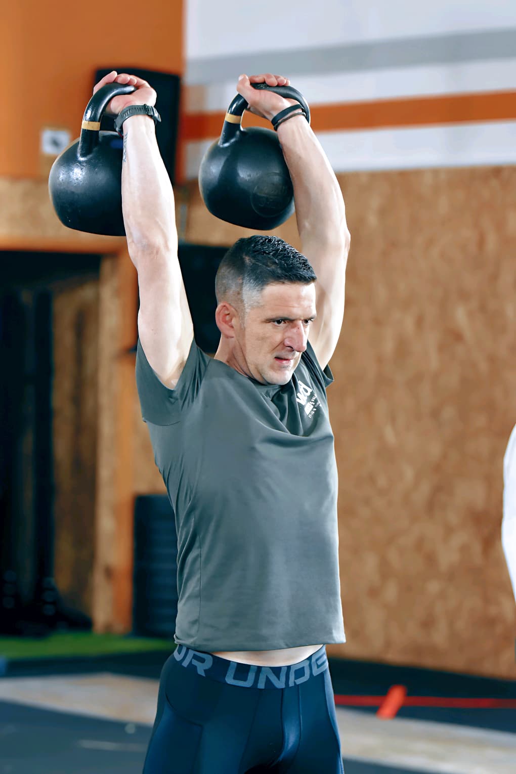 Entrenamiento con kettlebells por encima de la cabeza