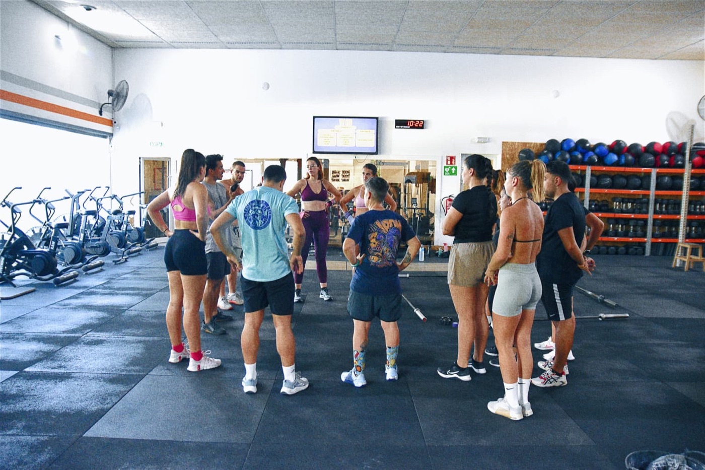 Grupo de atletas escuchando al coach antes de empezar la clase en Siron Fitness Club