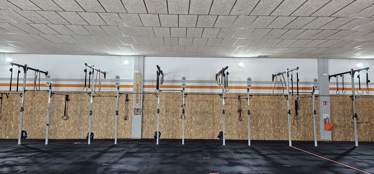 Racks de halterofilia alineados en la sala principal