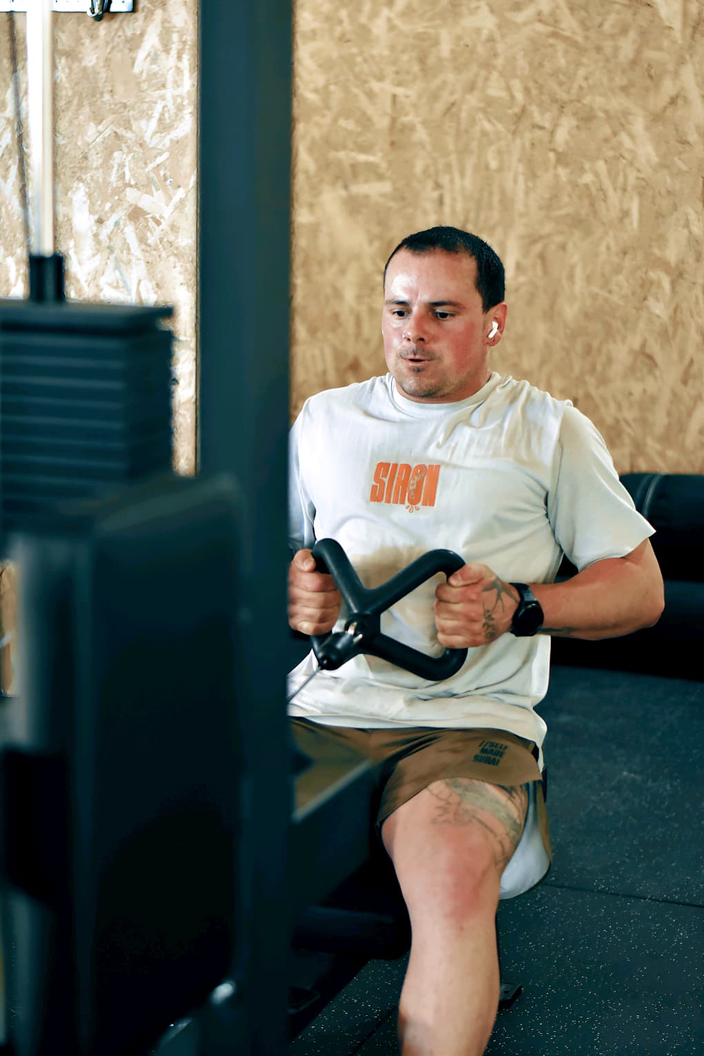 Socio entrenando en la sala de máquinas de Siron Fitness Club