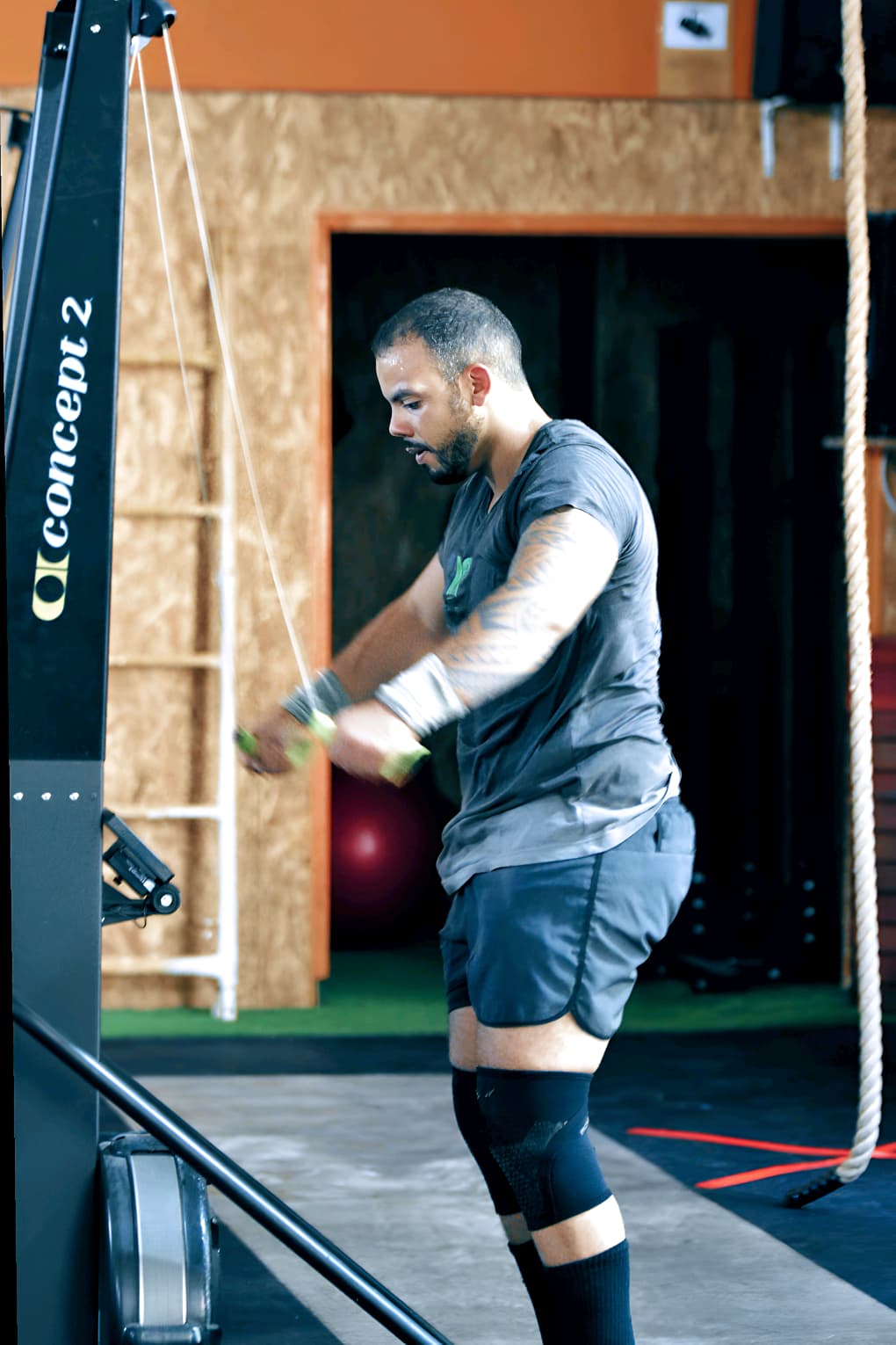 Entrenamiento de resistencia con máquina de ski