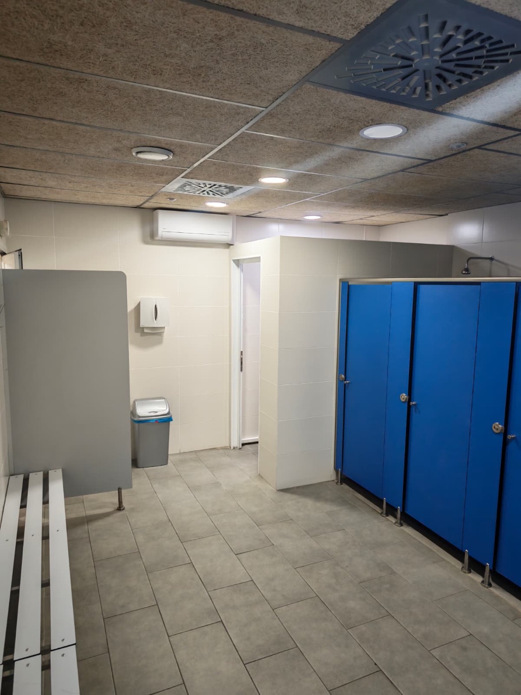 Vestuarios de Siron Fitness Club con duchas individuales y bancos